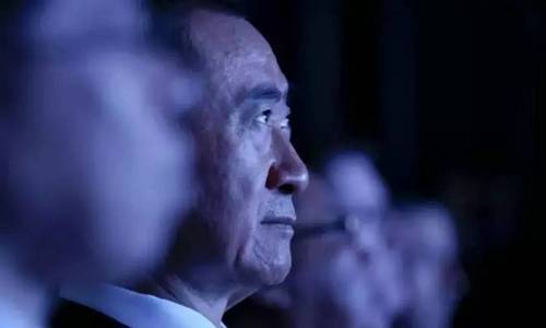 “萬達線上線下融合往哪個方向走呢？我可以給大家透露自己的想法，主要是我們人工智能上的想法，現在隨著人工智能的發展，人臉識別越來越精準，精準識別為我們的應用打開基礎，我們進門就自動掃……所以我們主要的研究方向就是人工智能，并且將大量實施。”