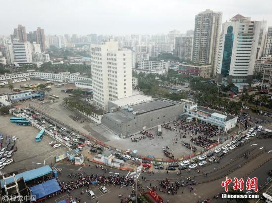 2018年2月21日，海南省海口秀英港、新海港、南港三大港口迎來客流高峰。自2月18日開始，瓊州海峽出現罕見連續大霧天氣，導致瓊州海峽多次停航，造成大量準備通過瓊州海峽出島的車輛滯留，周邊多個路段擁堵嚴重。?？谑薪痪l布數據顯示，截至21日8時，?？谑懈鞲劭诘却^海的小汽車共計9612輛。海南省啟動了港口滯港應急一級處置預案，全力以赴疏導瓊州海峽車輛滯港問題。圖片來源：視覺中國 文字來源：新華網
