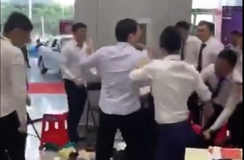 情侶4S店用麻將“八萬”購車被圍毆？抖音辟謠