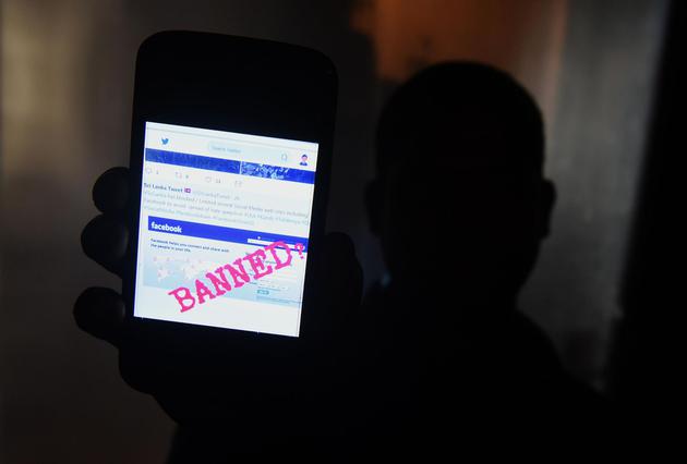 因Facebook和WhatsApp平臺(tái)上出現(xiàn)攻擊該國穆斯林的言論，斯里蘭卡封鎖這兩個(gè)應(yīng)用長(zhǎng)達(dá)三天時(shí)間。當(dāng)Facebook無視斯里蘭卡政府以及非政府組織要求控制種族及民族主義者帳號(hào)發(fā)表仇恨言論之后，斯里蘭卡最終采取了封禁措施。平臺(tái)上的仇恨言論導(dǎo)致該國內(nèi)發(fā)生了致命的反穆斯林暴亂。