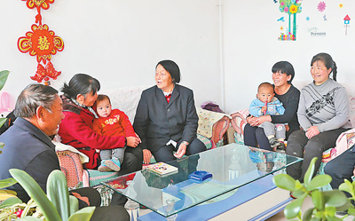 申紀蘭：人民代表就要代表人民

老人坐在陽光里，臉上的每道皺紋都是不朽的歲月痕跡。她身后的墻上，掛滿了照片，有集體照、有單獨照……【詳細】
