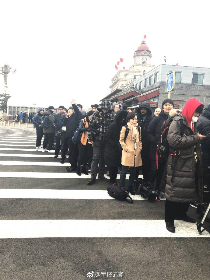 人大會議首場新聞發(fā)布會在即 記者會場外排長龍