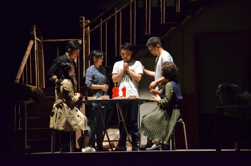 原創(chuàng)話劇《遙遠(yuǎn)的她》首演青島市話劇院昨日發(fā)布全年演出計(jì)劃