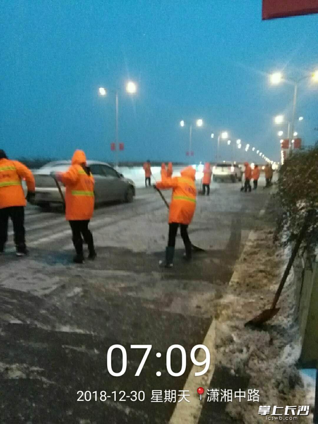 星城一夜“白” 道路結(jié)冰黃色預(yù)警發(fā)布 長沙多部門連夜應(yīng)急處置