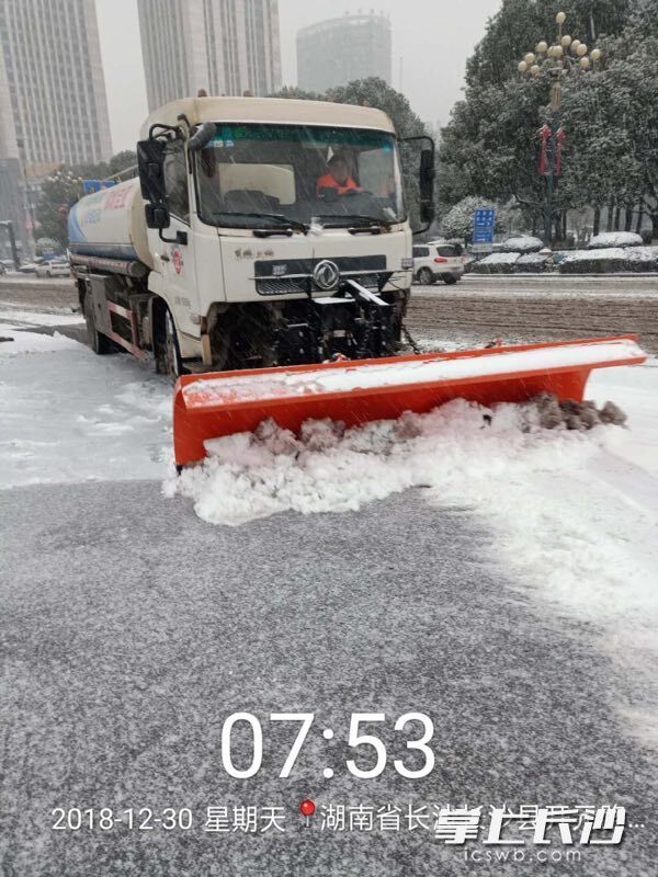 星城一夜“白” 道路結(jié)冰黃色預(yù)警發(fā)布 長沙多部門連夜應(yīng)急處置