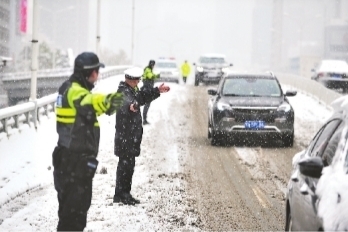 大雪突降，長江日報記者探訪各行各業從容應對，武漢迎來瑞雪豐年