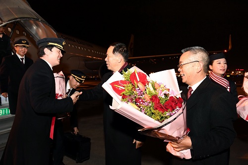 2018年12月31日晚，東航集團董事長、黨組書記劉紹勇，東航集團總經理、黨組副書記馬須倫前往虹橋機場，迎接執行任務歸來的機組，共同慶祝2018年航班運輸生產任務圓滿完成。_調整大小.jpg