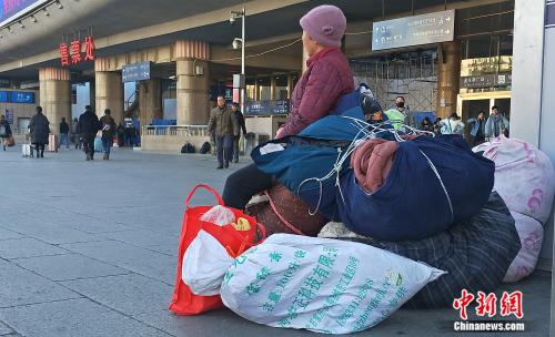 資料圖：正在車站外候車的旅客。姚露 攝