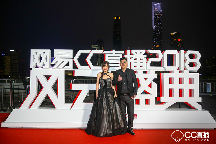 除此之外,網易CC直播對盛典現場也做了很多別出心裁的設計,現場分為互動區、采訪區以及主題舞臺區。值得注意的是在互動區域,CC3D小金人通過投影技術,實現不同的效果體驗,增強現場粉絲與主播的實時互動。在現場引起眾多粉絲駐足觀看的還有發光秋千,頗具創意的燈光效果設計引發了眾多粉絲拍照發微博以及朋友圈,分享實時動態。