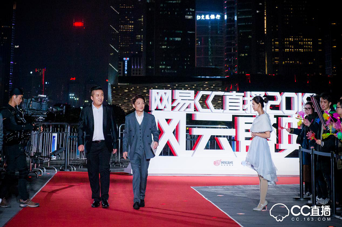 除此之外,網易CC直播對盛典現場也做了很多別出心裁的設計,現場分為互動區、采訪區以及主題舞臺區。值得注意的是在互動區域,CC3D小金人通過投影技術,實現不同的效果體驗,增強現場粉絲與主播的實時互動。在現場引起眾多粉絲駐足觀看的還有發光秋千,頗具創意的燈光效果設計引發了眾多粉絲拍照發微博以及朋友圈,分享實時動態。