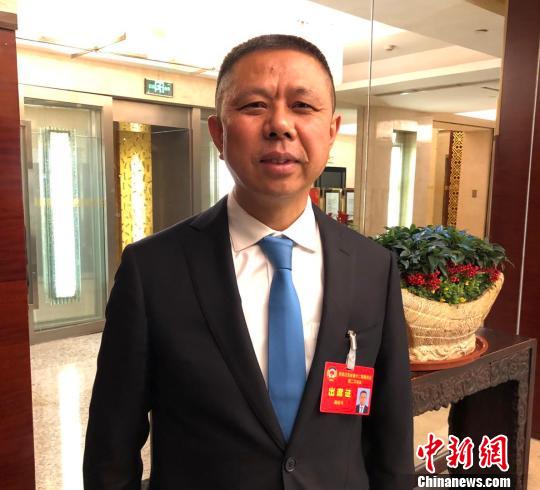  14日，正在南京參加江蘇省“兩會”的江蘇省政協常委、天合光能股份有限公司董事長高紀凡接受中新網記者采訪。　朱曉穎　攝