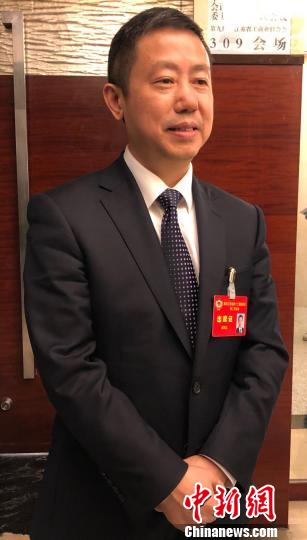 14日，正在南京參加江蘇省“兩會”的江蘇省政協常委、紅豆集團董事局主席兼CEO周海江接受中新網記者采訪。　朱曉穎 攝
