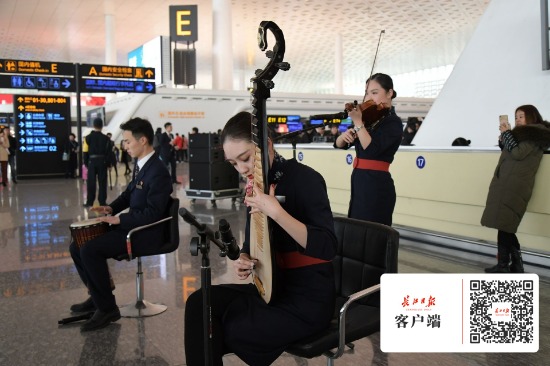春運首日，東航帥哥美女用歌舞為旅客送上祝福