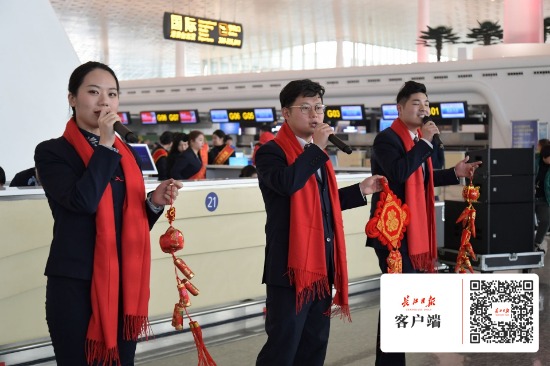 春運首日，東航帥哥美女用歌舞為旅客送上祝福
