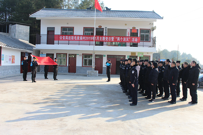 【脫貧攻堅(jiān)在行動(dòng)】南江百余民警放下“鋼槍”拿鋤頭 下到田間地頭開(kāi)展主題黨日活動(dòng)（圖）