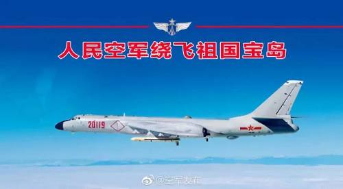 資料圖片：2018年4月26日，“空軍發布”微博發布人民空軍繞飛祖國寶島照片。