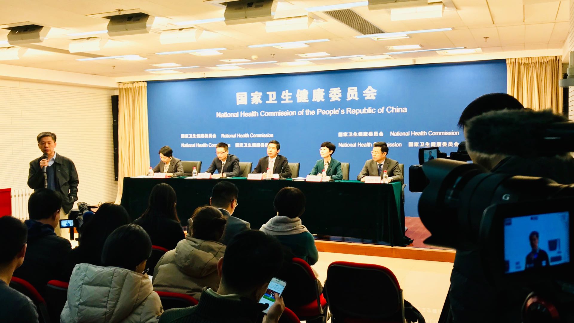春節前這場衛健委發布會有多火：主席臺記者席全坐滿 專家拿礦泉水瓶現場“