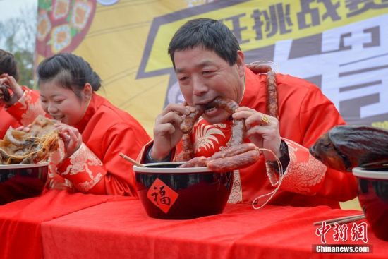 大胃王爭(zhēng)霸賽 女孩為奪冠狂啃臘魚