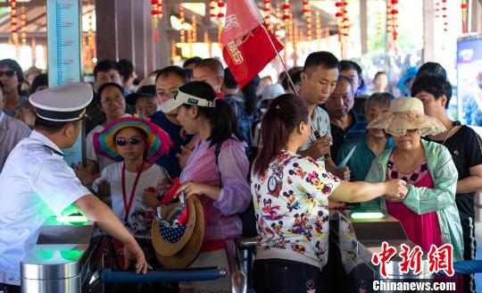 海南春節假期前三天接待游客略降 免稅銷售曬佳績
