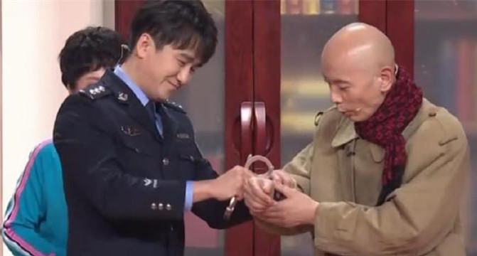 “平安北京”發布“玫瑰金”手銬測評：不要輕易盤之