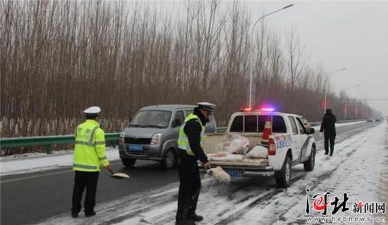 圖為衡水交警清除路面積雪。省交管局供圖