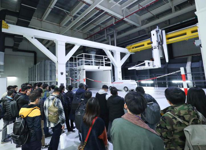 泛亞金橋園區于今年4月正式投入使用，聚焦于未來前瞻設計、造型及工程研發能力的提升，擁有前瞻及造型設計開發、軟件中心、前期架構開發、縮比模型風洞、電子電器開發等眾多關鍵研發設備。目前研發體系已形成1個泛亞，2個園區（金橋園區-工程協同、造型設計及軟件開發園區；唐鎮園區-整車及子系統、零部件開發驗證園區），3個分中心（沈陽、煙臺、武漢），4個試驗基地（廣德試車場、黑河寒區試驗基地、吐魯番熱區試驗基地和格爾木高原試驗基地）的布局。
