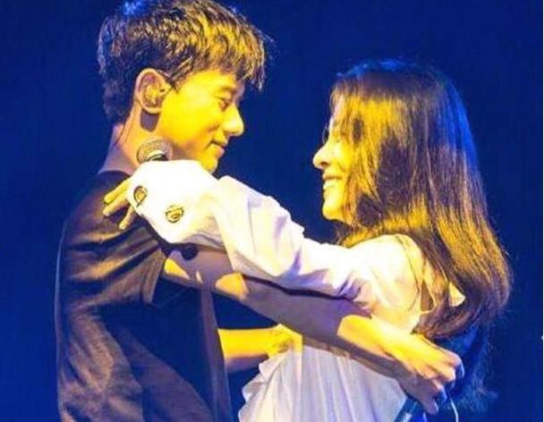 新瓜 網傳謝娜封殺張碧晨 看娛樂圈公關女神如何解決這次造謠