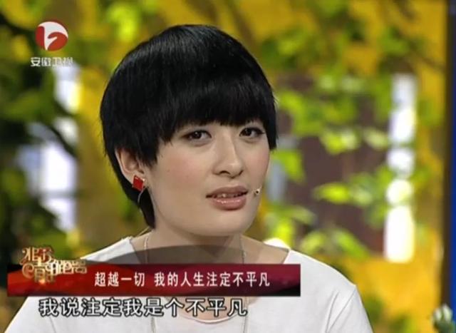 被罵十年才翻紅，因為懟機場工作人員又被群嘲？曾軼可在想什么？